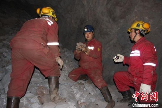 圖為甘肅嘉峪關酒鋼集團鏡鐵山礦工作人員謝生瑞在井下作業(yè)。(資料圖)受訪者供圖
