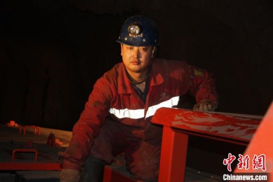 鏡鐵山礦位于祁連山南山山脈中段，是一個高海拔、高山型井下礦山，空氣稀薄，自然條件惡劣。圖為謝生瑞在礦區(qū)。(資料圖)受訪者供圖